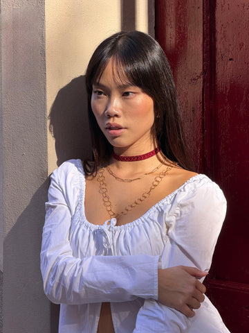 Collares dorados y choker rojo Bolatil con luz natural