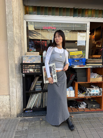 Look con collares Bolatil frente a una tienda de discos