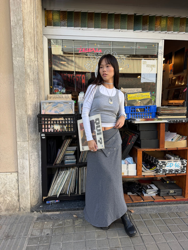 Look con collares Bolatil frente a una tienda de discos