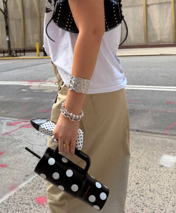 Pulseras y anillos Bolatil en un look de calle