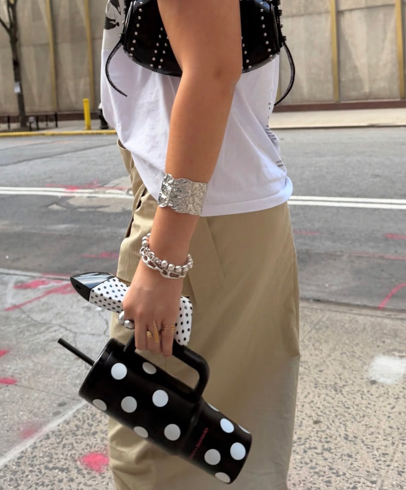 Pulseras y anillos Bolatil en un look de calle